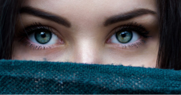 Filler Contorno Occhi: Acido Ialuronico per Ringiovanire lo Sguardo